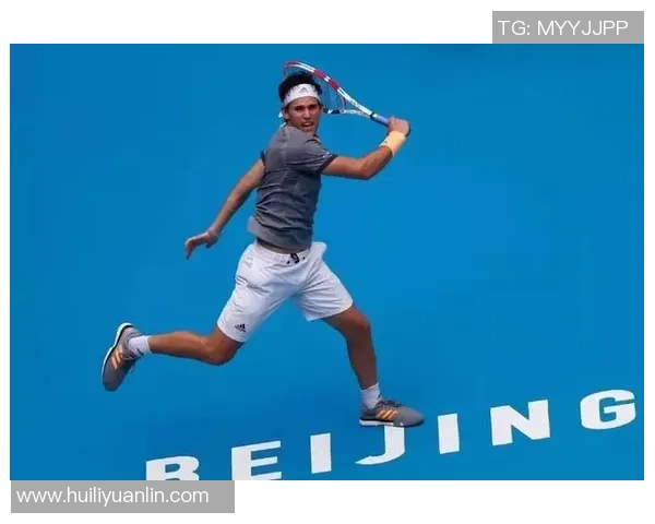 黑皮卷发足球明星女的魅力与实力并存的传奇人生探索